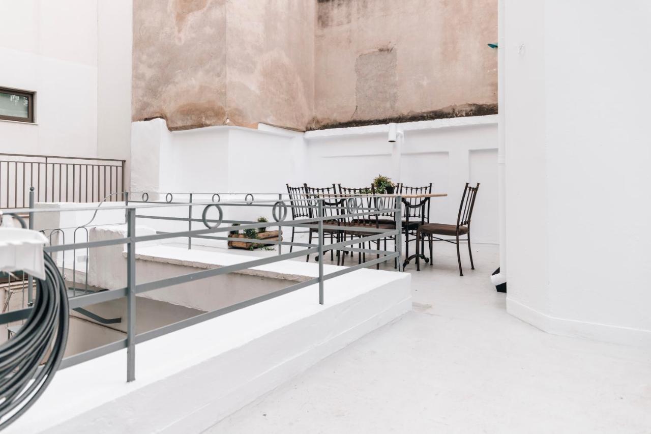 Monastiraki-Psiri, Old Town, 3-Bdr Apt, Sleep 6-10P, Spacious Court Yard Афины Экстерьер фото