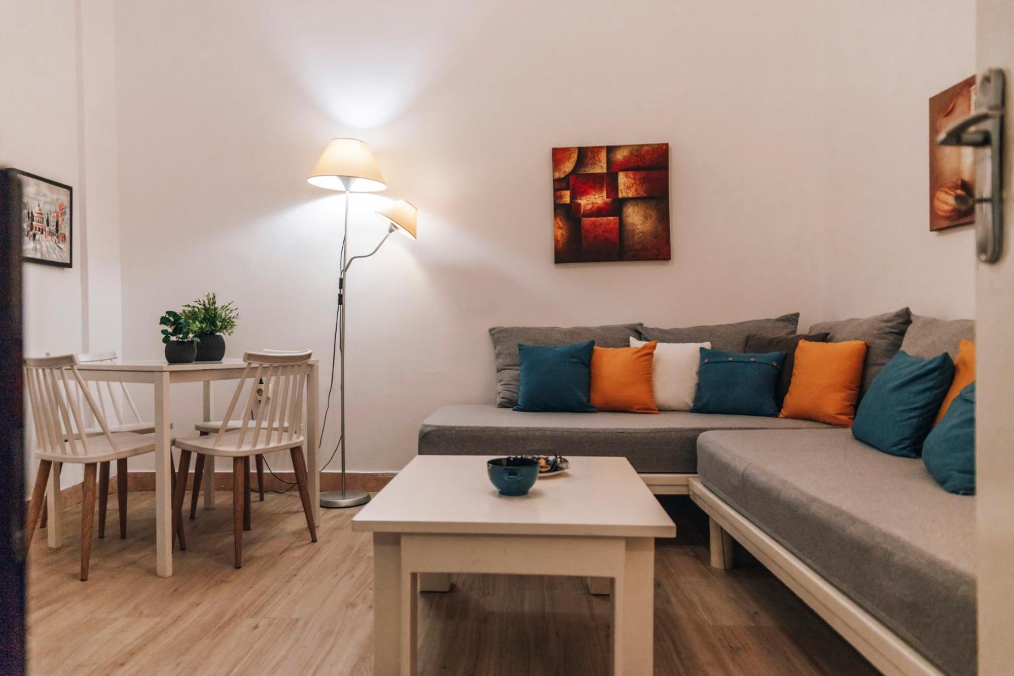 Monastiraki-Psiri, Old Town, 3-Bdr Apt, Sleep 6-10P, Spacious Court Yard Афины Экстерьер фото