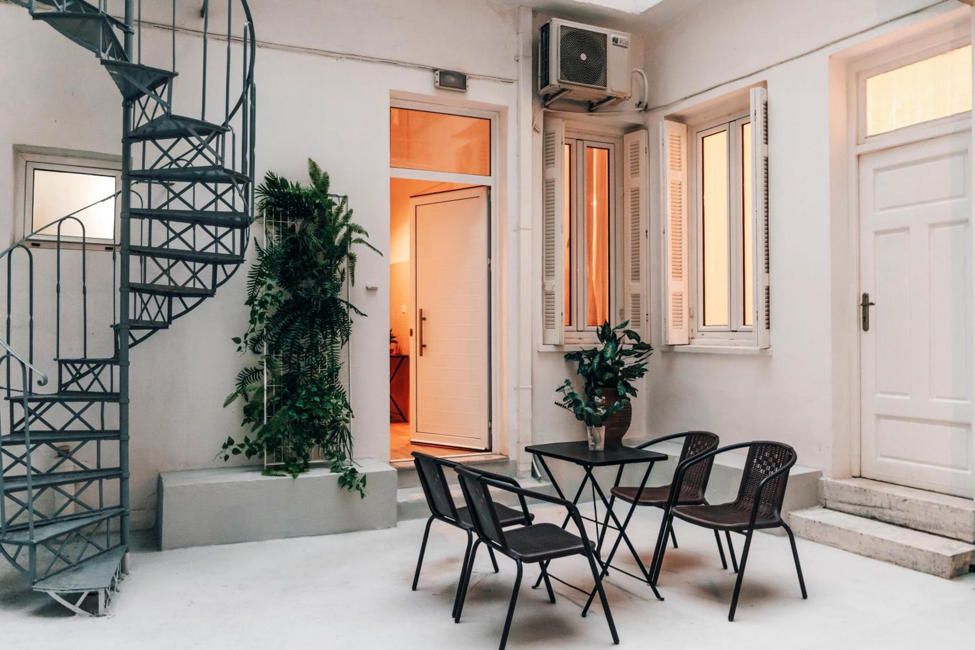 Monastiraki-Psiri, Old Town, 3-Bdr Apt, Sleep 6-10P, Spacious Court Yard Афины Экстерьер фото